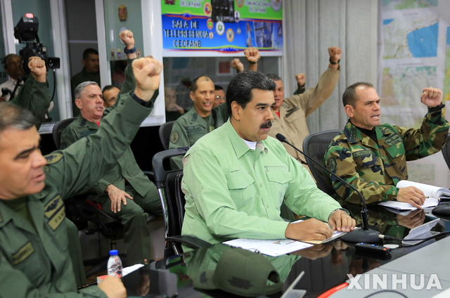 【카라카스=신화/뉴시스】니콜라스 마두로 베네수엘라 대통령이 21일(현지시간) 카라카스에서 군 수뇌부와 회동한 자리에서 연설하고 있다. 마두로 대통령은 브라질과의 남부 국경 봉쇄를 명령하면서 