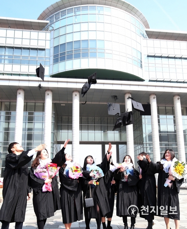 22일 인천대학교 2018학년도 전기 학위수여식에서 졸업생들이 학사모를 던지고 있다. (제공: 인천대학교) ⓒ천지일보 2019.2.22