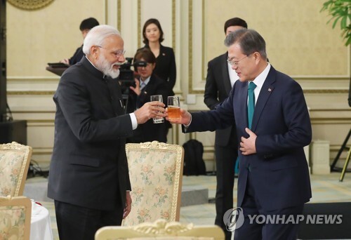 문재인 대통령과 나렌드라 모디 인도 총리가 22일 청와대 영빈관에서 열린 국빈 오찬에서 건배하고 있다. (출처: 연합뉴스)