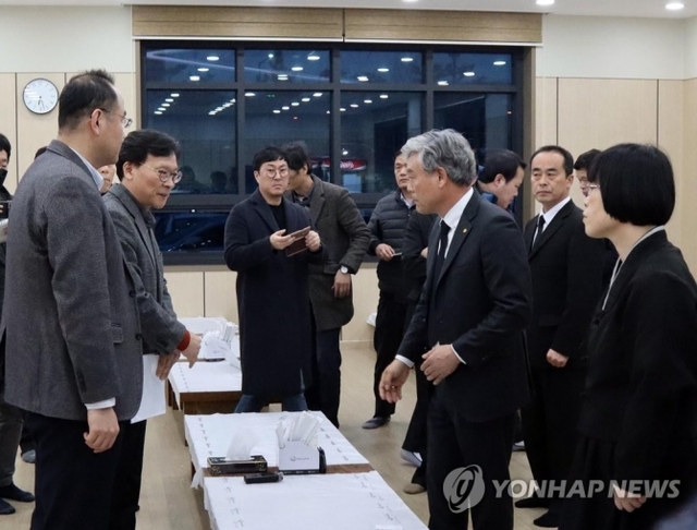 한화 대전공장 폭발사고로 숨진 근로자들의 유가족들이 22일 빈소가 마련된 대전 유성구 한 장례식장에서 노동부·대전지방노동청 관계자들을 만나고 있다. (출처: 연합뉴스)