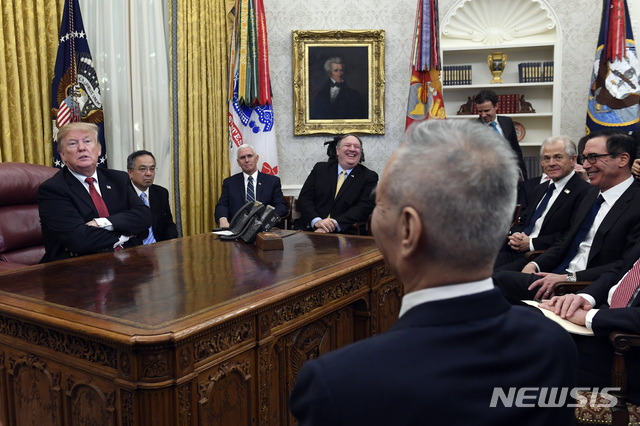 도널드 트럼프(왼쪽) 대통령이 1월 31일(현지시간) 백악관 집무실에서 무역협상단을 이끌고 미국을 방문한 류허 중국 부총리를 만나고 있다. (출처: 뉴시스)