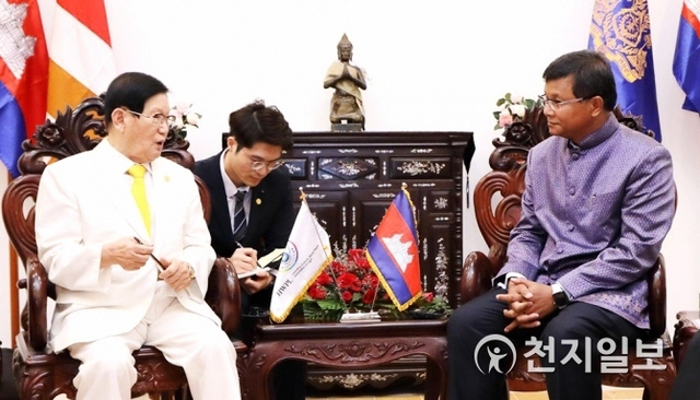 지난 21일(현지시간) HWPL 이만희 대표와 캄보디아 행 추온 나론 교육청년스포츠부 장관이 회담을 진행하고 있다. (제공: ㈔하늘문화세계평화광복) ⓒ천지일보