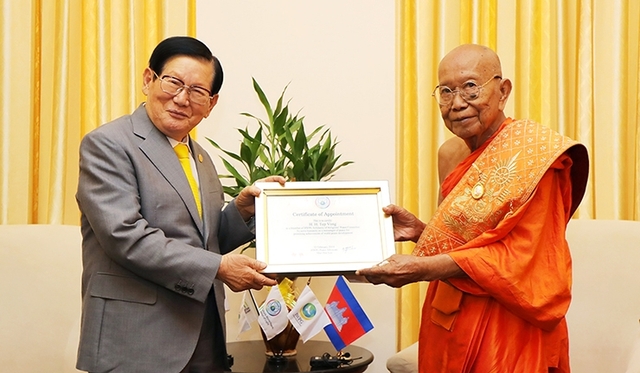 지난 22일 HWPL 이만희 대표가 텝봉(Tep Vont) 캄보디아 최고 승왕에게 종교통합평화위원회 위촉장을 전달하고 있다. (제공: ㈔하늘문화세계평화광복) ⓒ천지일보