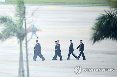 (하노이=연합뉴스) 24일 베트남 하노이 노이바이 공항에 도착한 김정은 북한 국무위원원장의 경호원들이 비행기에서 내려 이동하고 있다. [징 제공]