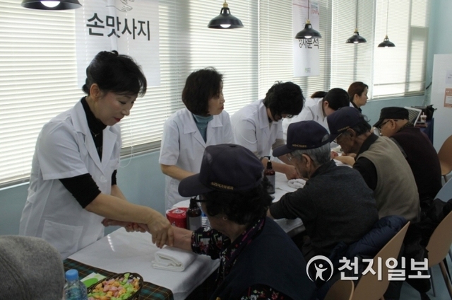 신천지자원봉사단 의료진들이 지역민을 대상으로 의료봉사를 실시하고 있다. (제공: 신천지자원봉사단) ⓒ천지일보 2019.2.24