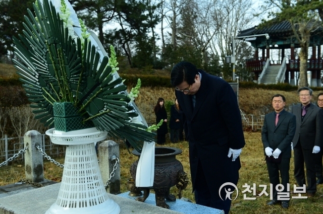 지난해 3.1절 기념 충혼탑 참배하는 유근기 장성군수 모습. (제공: 장성군)ⓒ천지일보 2019.2.25