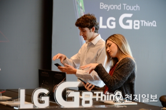 LG전자가 24일(현지시간) 스페인 ‘바르셀로나 국제 컨벤션센터(CCIB)’에서 4G 경쟁력을 키운 ‘LG G8 씽큐(ThinQ)’를 공개했다고 25일 밝혔다. 사진은 관람객들이 CCIB에 전시된 LG G8 씽큐의 에어모션 기능을 체험하고 있는 모습. (제공: LG전자) ⓒ천지일보 2019.2.25