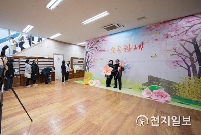 지난 23일 신천지 부산야고보지파 부산교회에서 열린 오픈하세에 참석한 가족이 기념 촬영을 하고 있다. (제공: 신천지 부산교회)ⓒ천지일보 2019.2.25
