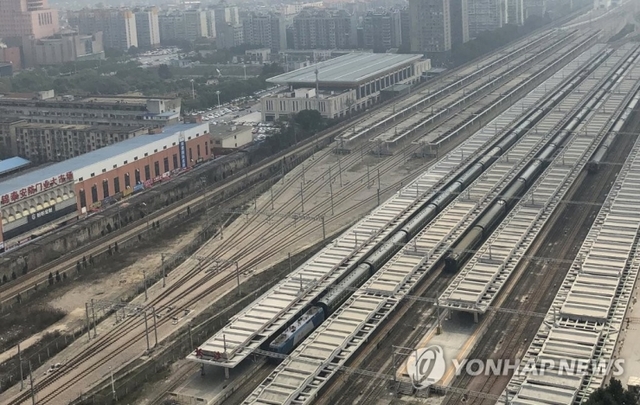 (챵샤=연합뉴스) 김정은 북한 국무위원장이 탄 특별열차가 중국을 북동에서 남서 방향으로 종단하는 가운데 25일 특별열차가 후난(湖南) 성 창사(長沙)역에 정차했다. 사진은 창사역에 정차한 특별열차의 모습.
