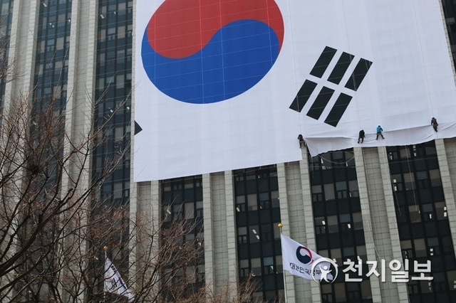 3.1운동 100주년을 4일 앞둔 25일 서울 정부청사 외벽에 태극기가 설치되고 있다. ⓒ천지일보 2019.2.25