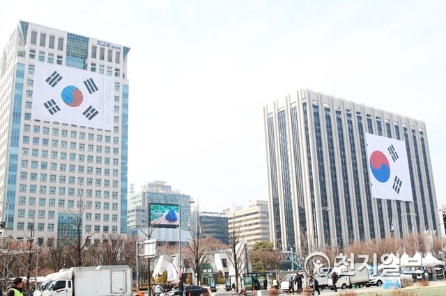 3.1운동 100주년을 4일 앞둔 25일 서울 외교부와 정부청사 외벽에 태극기가 설치되고 있다. ⓒ천지일보 2019.2.25