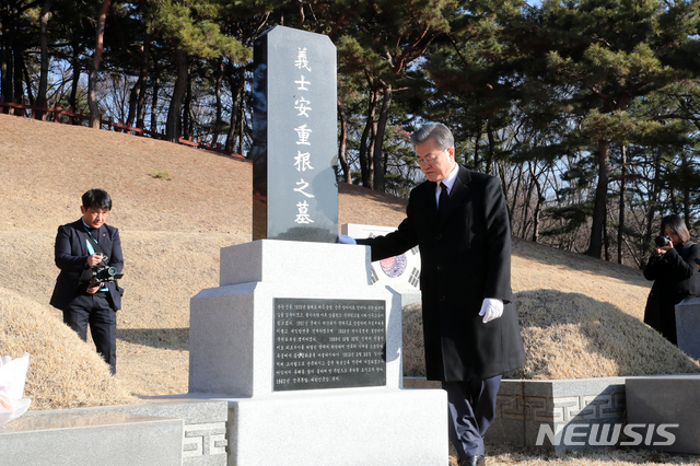 문재인 대통령이 26일 오전 서울 용산구 효창공원 내 안중근 의사 묘소를 참배하고 있다. (출처: 뉴시스)