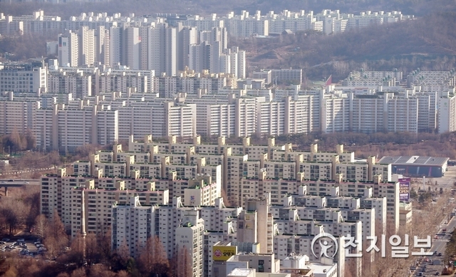 [천지일보=안현준 기자] 서울부동산정보광장에 따르면 전날(25일)까지 서울아파트 거래량(신고일 기준)은 1319건으로, 하루 평균 53건 수준에 그쳤다. 이는 작년 2월 거래량 1만1111건과 비교해 87% 가까이 감소한 수치며, 주택거래 침체기로 꼽히는 2013년 2월 3135건 직전 최저치의 절반에도 못 미치는 수준으로 지난 2006년 실거래가 조사 이래 13년 만에 2월 거래량으로는 역대 최저치를 기록할 전망이다. 사진은 26일 삼성동에서 바라본 서울 아파트 단지의 모습.ⓒ천지일보 2019.2.26