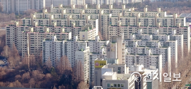 [천지일보=안현준 기자] 서울부동산정보광장은 “전날까지 서울아파트 거래량(신고일 기준)은 1319건으로, 하루 평균 53건 수준에 그쳤다”고 26일 전했다. 이는 작년 2월 거래량 1만1111건과 비교해 87% 가까이 감소한 수치며, 주택거래 침체기로 꼽히는 2013년 2월 3135건 직전 최저치의 절반에도 못 미치는 수준으로 지난 2006년 실거래가 조사 이래 13년 만에 2월 거래량으로는 역대 최저치를 기록할 전망이다. 사진은 26일 삼성동에서 바라본 서울 아파트 단지의 모습. ⓒ천지일보 2019.2.26