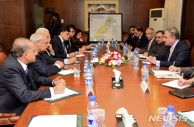 쿠레시(오른쪽) 파키스탄 외무장관이 26일 파키스탄 이슬라마바드에서 파키스탄령 카슈미르 공습 후 긴급 회의를 주재하고 있다. (출처 : 뉴시스)