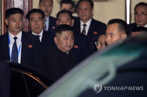 (하노이=연합뉴스) 김정은 국무위원장이 26일(현지시간) 오후 베트남 하노이에 위치한 북한대사관에서 나서고 있다.