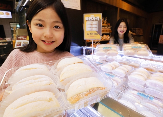 지난달 31일 신세계푸드가 가용비(가격 대비 용량)을 높여 출시한 빵 ‘슈크림몽땅’이 출시 한 달 만에 누적 판매량이 10만개를 돌파했다. (제공: 신세계푸드) ⓒ천지일보 2019.2.26
