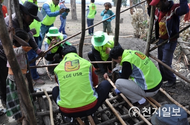 LG전자 임직원이 지난해 초 에티오피아 LG희망마을의 주민들에게 화장실 설치방법을 가르쳐 주고 있다. (제공: LG전자) ⓒ천지일보 2019.2.27