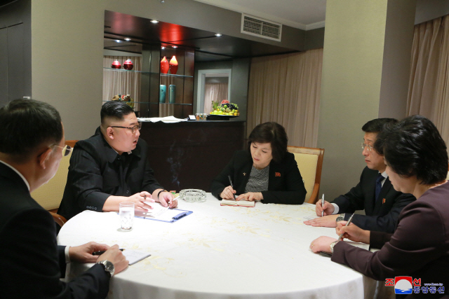 김정은 북한 국무위원장이 26일 베트남 하노이에 도착해 실무대표단의 보고를 받았다고 조선중앙통신이 27일 보도했다. (출처: 연합뉴스) 2019.2.27