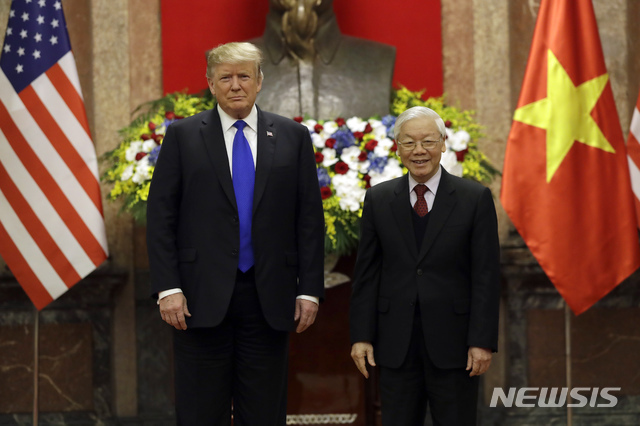 27일 베트남 주석궁에서 도널드 트럼프 대통령과 응우옌 푸 쫑 주석이 정상회담에 앞서 기념사진을 찍고 있다. 트럼프 대통령은 이날 회담 자리에서 “북한이 핵무기를 포기한다면 미국과 베트남의 관계는 북미 관계의 '본보기(example)'가 될 수 있다”고 밝혔다. (출처: 뉴시스)
