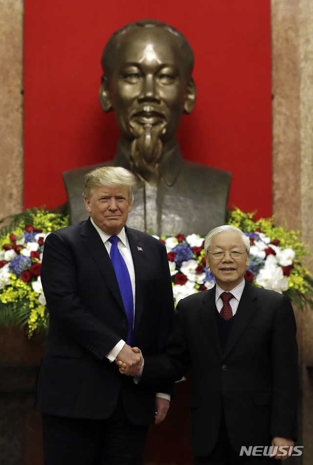 【하노이=AP/뉴시스】도널드 트럼프(왼쪽) 미국 대통령과 응우옌 푸 쫑 베트남 국가주석이 27일(현지시간) 하노이 주석궁에서 만나 악수하며 기념촬영을 하고 있다.
