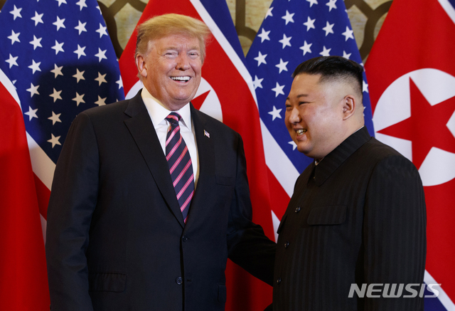 【하노이=AP/뉴시스】도널드 트럼프 미국 대통령과 김정은 북한 국무위원장이 27일(현지시간) 하노이 중심가 메트로폴 호텔 회담장에서 얘기를 나누고 있다. (출처: 뉴시스) 2019.02.27.