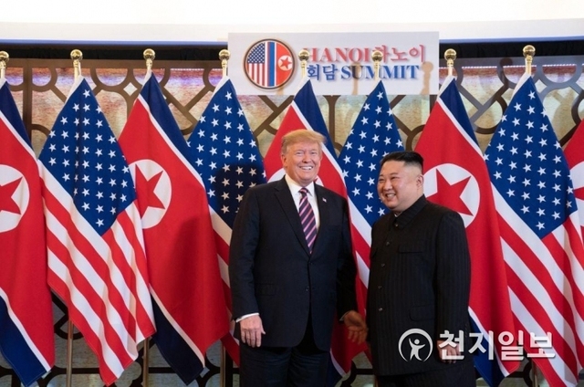 [천지일보=손성환 기자] 27일 도널드 트럼프 미국 대통령과 김정은 북한 국무위원장이 베트남 하노이 메트로폴 호텔 회담장 앞에서 만나 웃음을 보이고 있다. (출처: 백악관 트위터) ⓒ천지일보 2019.2.27