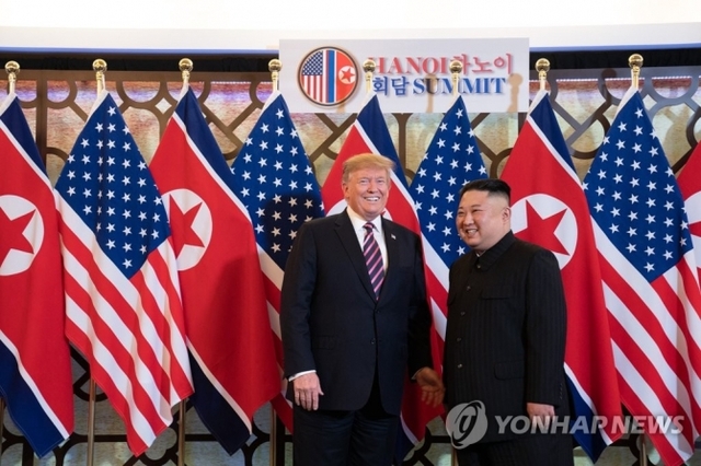 제2차 북미정상회담 첫날인 27일 도널드 트럼프 미국 대통령과 북한 김정은 국무위원장이 베트남 하노이 메트로폴 호텔에 도착해 미소를 짓고 있다. (출처: 연합뉴스)