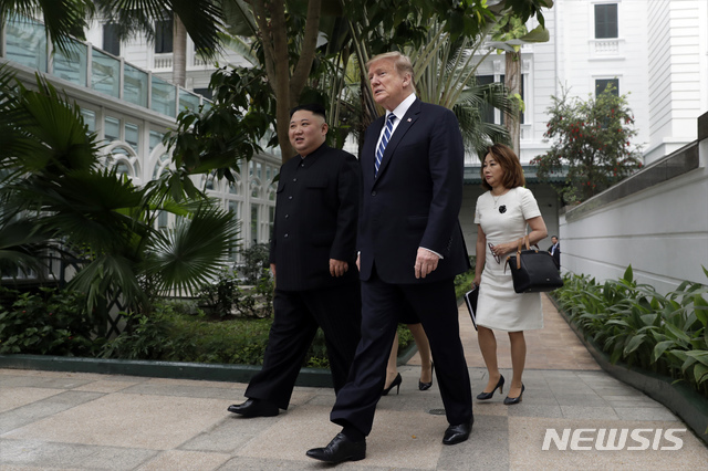 【하노이=AP/뉴시스】김정은 북한 국무위원장과 도널드 트럼프 미국 대통령과 28일(현지시간) 하노이 메트로폴 호텔에서의 단독 회담을 마치고 회담장 주변을 거닐며 얘기하고 있다.