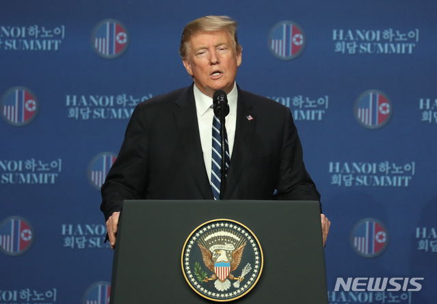 제2차 북미정상회담 이틀째인 28일 도널드 트럼프 미국 대통령이 베트남 JW메리어트 호텔에서 기자회견을 하고 있다. (출처: 뉴시스)
