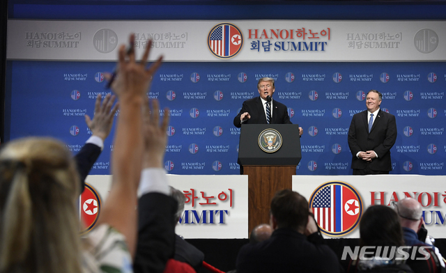 제2차 북미정상회담 이틀째인 28일 도널드 트럼프 미국 대통령이 베트남 JW메리어트 호텔에서 기자회견을 연 가운데 기자들의 질문을 받고 있다. (출처: 뉴시스)