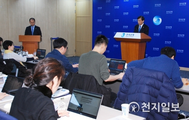 이주열 총재가 28일 한국은행 본부 기자실에서 열린 기자간담회서 통화정책방향에 대해 설명하고 있다. ⓒ천지일보 2019.2.28