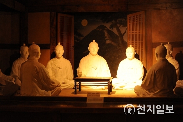 [천지일보 전북=이영지 기자] 원불교역사박물관에 전시된 원불교 초창 당시에 행한 기도에서 백지 혈인의 이적이 나타난 일(법인성사)을 재현한 모습 ⓒ천지일보 2019.3.1