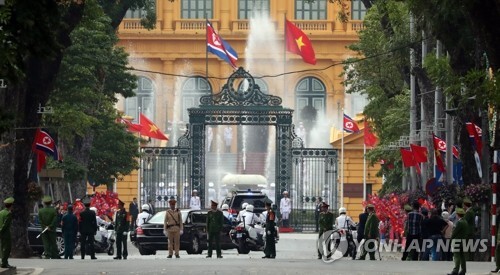 (하노이=연합뉴스) 북한 김정은 국무위원장이 1일 베트남 하노이 주석궁으로 들어가고 있다.