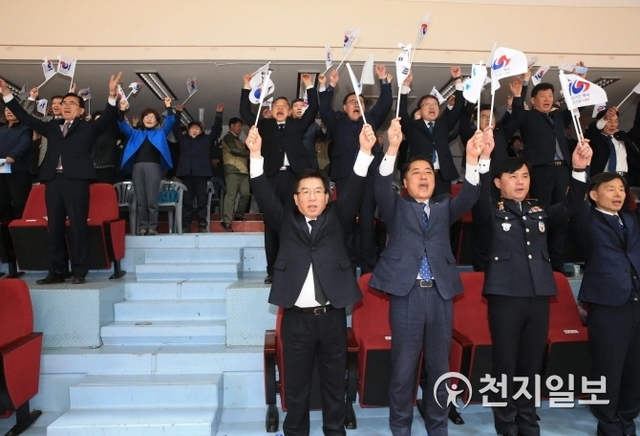 화순군이 3.1운동 100주년을 맞아 1일 하니움문화스포츠센터에서 기념식을 하는 가운데 만세삼창을 외치고 있다. (제공: 화순군) ⓒ천지일보 2019.3.1