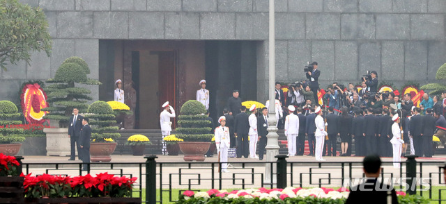 베트남 공식친선방문 이틀째인 2일 오전(현지시간) 김정은 북한 국무위원장이 베트남 하노이 호치민 묘에 헌화를 마치고 계단을 내려오고 있다. (출처: 뉴시스)