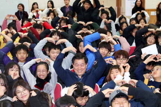 경기 광명시(시장 박승원)가 올해부터 고등학교 3학년 학생들에게 수업료를 지원한다. (제공: 광명시)ⓒ천지일보 2019.3.4