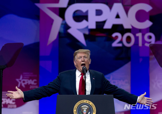도널드 트럼프 미국 대통령이 2일(현지시간) 미 메릴랜드주 옥슨힐에서 열린 보수주의정치행동회의(CPAC 2019)에 참석해 연설하고 있다. (출처 : 뉴시스)