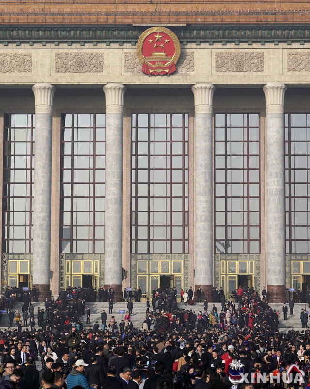 중국 베이징에서 5일 전국인민대표회의(전인대) 대표들이 인민대회당에 입장하고 있다. (출처: 뉴시스)