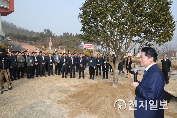 김병원 회장(오른쪽 첫번째)이 기념식수 심기 행사에서 인사말을 하고 있다. (제공: 농협) ⓒ천지일보 2019.3.5
