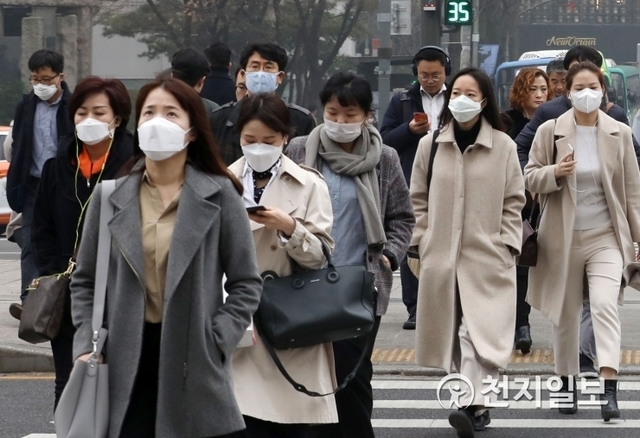 [천지일보=남승우 기자] 수도권을 포함한 일부지역에 닷새 연속 미세먼지 비상저감조치가 발령된 5일 오전 서울 광화문네거리에서 마스크를 쓴 시민들이 발걸음을 재촉하고 있다.