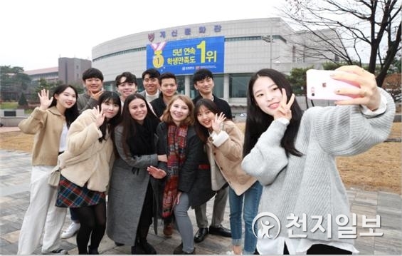충북대 학생들이 외국인 학생들과 사진을 찍고 있다. (제공: 충북대학교)  ⓒ천지일보 2019.3.7