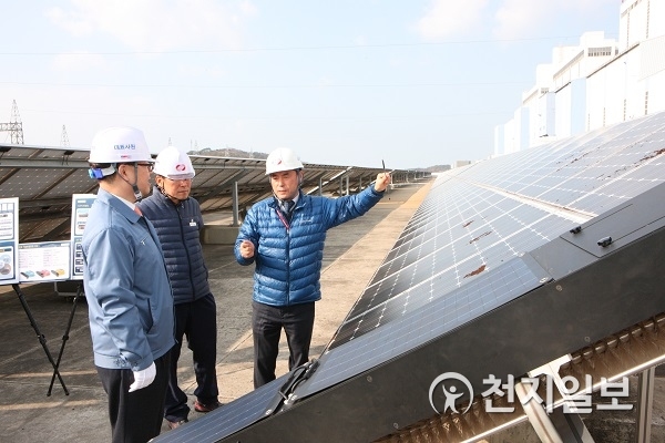 박일준 한국동서발전 사장(왼쪽)이 당진화력 터빈건물 옥상에 설치된 에코센스 사의 태양광 청소로봇에 대한 설명을 듣고 있다. (제공: 한국동서발전) ⓒ천지일보 2019.3.8