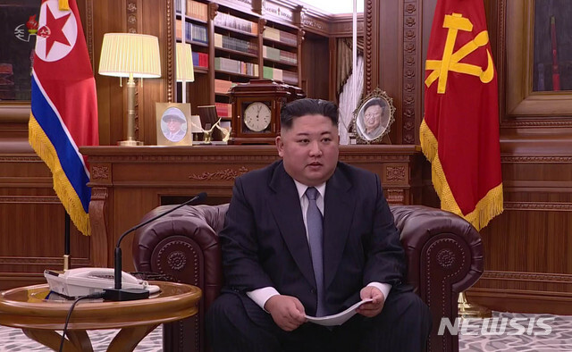 김정은 북한 국무위원장이 지난 1월 1일 오전  노동당 중앙위원회 청사에서 육성으로 신년사를 발표하고 있다. (출처: 뉴시스)