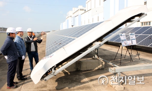 박일준 한국동서발전 사장(가운데)이 당진화력 터빈건물 옥상에 설치된 에코브라이트코리아 사의 태양광 청소로봇에 대한 설명을 듣고 있다. (제공: 한국동서발전). ⓒ천지일보 2019.3.8