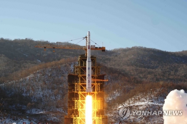 2012년 12월 조선중앙통신이 보도한 동창리 ‘서해위성발사장’에서의 장거리 로켓 ‘은하 3호’ 발사 모습. (출처: 연합뉴스)