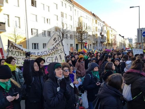 (베를린=연합뉴스) 세계 여성의 날인 8일(현지시간) 오후 독일 수도 베를린의 한 여성 전용 교도소 앞 골목에 여성들이 행진하고 있다. 2019.3.9
