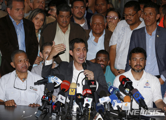 베네수엘라 임시 대통령을 선언한 후안 과이도(가운데) 국회의장이 카라카스에서 경찰을 포함한 공공노조 지도자들과 기자회견을 하고 있다. (출처: 뉴시스)