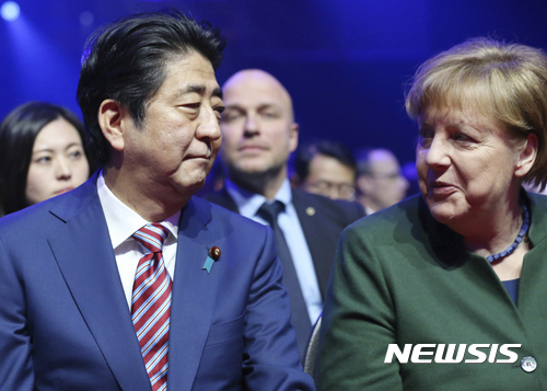 도널드 트럼프 행정부가 올해 일본과 유럽연합, 영국 등에 대한 무역 압박의 수위를 올리기로 했다. 사진은 앙겔라 메르켈 독일 총리(오른쪽)와 아베 신조 일본 총리. (출처: 뉴시스)