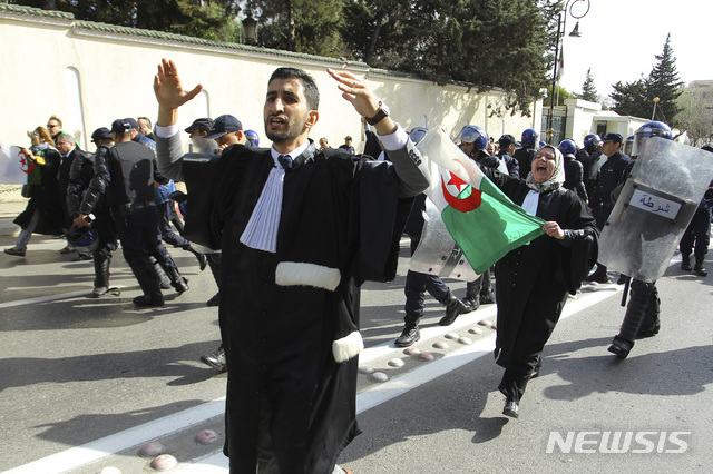알제리에서 반정부 시위가 이어지는 가운데 7일(현지시간) 수도 알제에서 알제리 법률가들이 헌법위원회로 행진하며 구호를 외치고 있다. (출처: 뉴시스)